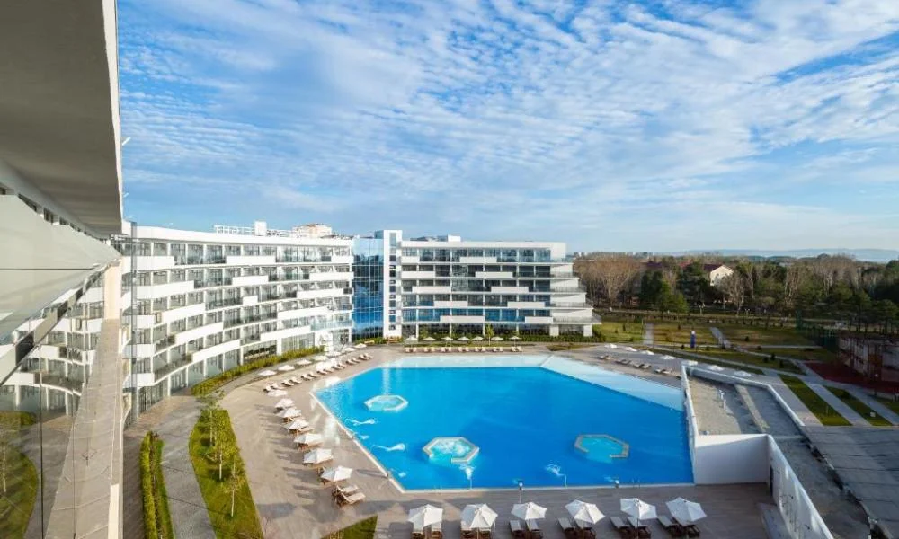 Территория отеля Miracleon Movenpick Анапа